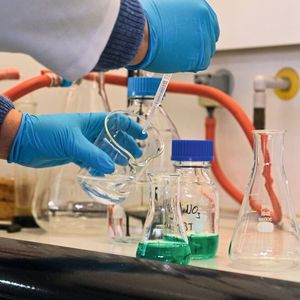 Im Labor entstehen die Ausgangslösungen für den neuen Katalysator. (Bild:  Christina Anders, Uni Kiel)