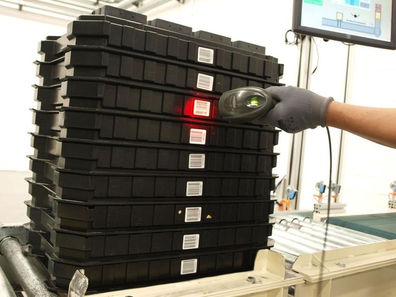 Zeitraubend: Früher erfolgte das Einlesen der Barcodes per Handscanner. (Archiv: Vogel Business Media)