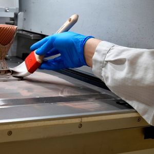 Am Fraunhofer-Institut für Gießerei-, Composite- und Verarbeitungstechnik additiv gefertigte Multimaterial-Brennkammer für Raketen als Demonstratorteil. Ein solcher 3D-Druck per Laserstrahlschmelzen ist mit mehreren Metallen nicht trivial. Es hat aber geklappt. (Bild: Fraunhofer IGCV)