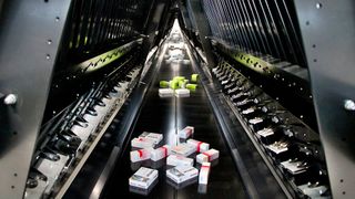 Derartige „A-Frames“ gehören mittlerweile zum Standard in der Pharmalogistik. Sie ermöglichen das Kommissionieren mehrerer Tausend Auftragspositionen pro Stunde. (Inther)