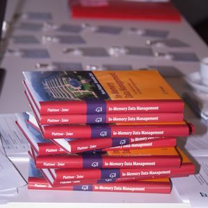 In gedruckter Form war auch SAP-Mitgründer Hasso Plattner beim SAP Startup Forum vertreten. Sein gemeinsam mit Alexander Zeier verfasstes Buch zum "In-Memory Data Management" wurde an die Gäste ausgeteilt.