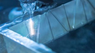 Bei der Funkenerosion wird kein Material mit mechanischer Kraft abgetragen. Stattdessen kommt es zu einer elektrischen Entladung zwischen Werkstück und Werkzeug. In diesem Fall wird ein Draht zum „Schneiden“ des Materials verwendet.  (Bild: © phuchit.a@gmail.com)