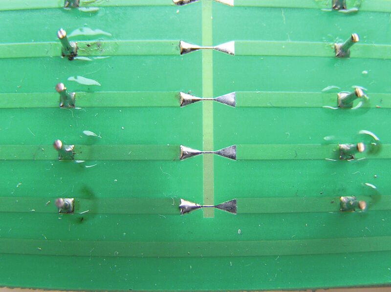 Bild 2: Die Zinn-Fliege muss so bemessen sein, dass die entstehende Wärme optimal zur Auflösung der Kupfer-Leiterbahn genutzt wird. (M&M-Elektronik)