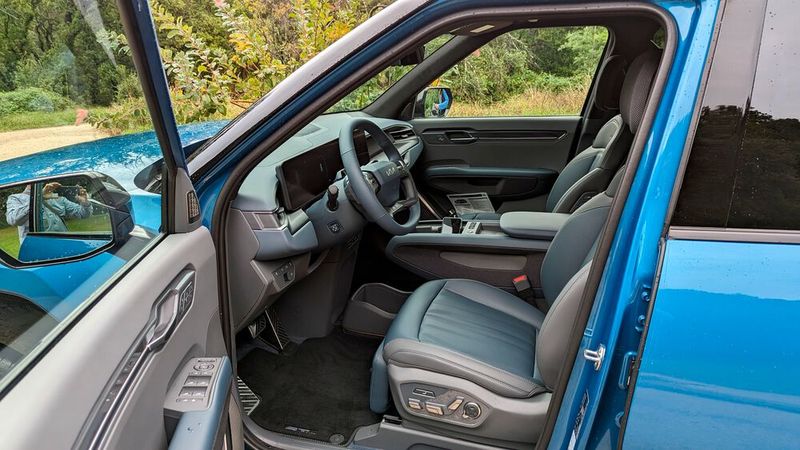 Vorne warten ebenfalls üppige Platzverhältnisse, bequeme Sitze und ein hochwertiges Interieur. (Bild: Rosenow – VCG)