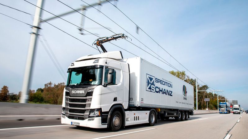 E-Highway auf der A5 bei Frankfurt.