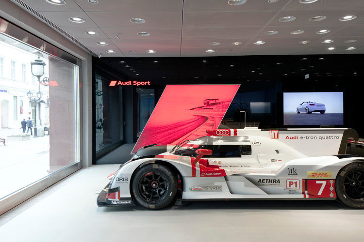 Der neue Showroom erstreckt sich auf 600 Quadratmetern über zwei Etagen und beinhaltet unter anderem einen Audi-Sport-Bereich. (Audi)