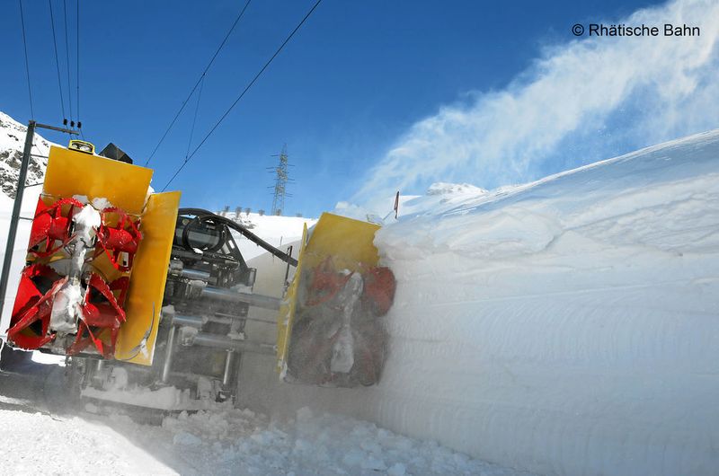 Bis zu 8.500 t Schnee kann jede der beiden gut 10 m langen und 31 t schweren Schneefräsen vom Typ „Xrot mt“ pro Tag räumen. (Rhätische Bahn / Andy Mettler)
