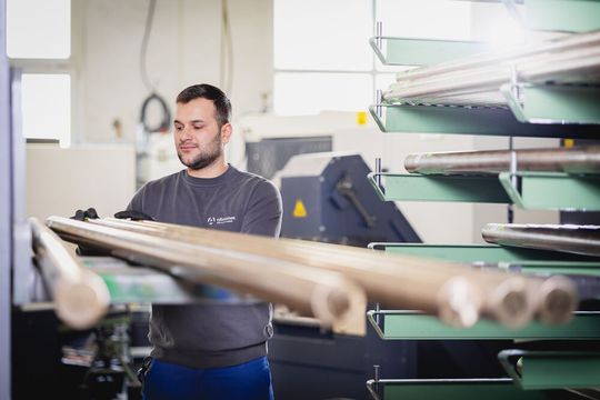 Modernisierungsbestrebungen können durch passene Arbeitskleidung sichtbar gemacht werden! Denn bei Albromet gehört die neue Arbeitskleidung von Mewa zu einem zeitgemäßen Unternehmensauftritt, den man derzeit verfolgt ...(Bild:  Mewa)