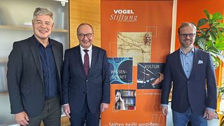 Dr. Gunter Schunk, Vorstandsvorsitzender der Stiftung, Prof. Dr. Hermann Einsele (UKW) und Prof. Dr. Michael Hudecek (UKW, v.l.): „Starker Impuls für die Krebsforschung am UKW“. (Bild: UKW / Stefan Dreising)