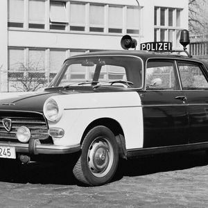 Trapezkünstler als Polizeifahrzeug: Pininfarina machte den 1960 lancierten Peugeot 404 zum Inbegriff des Trapezdesigns.(Bild:  Peugeot)