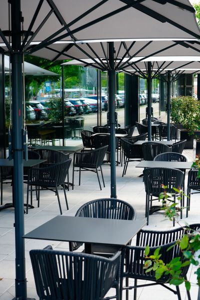 Gäste können auch im Freien sitzen. (Bild: Kestenholz)