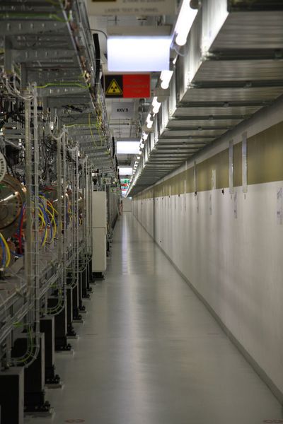 Der SwissFEL befindet sich in einem 740 Meter langen Tunnel und besteht aus Injektor, Linearbeschleuniger, Undulatoren und Messplätze. Für dieses Strecke braucht er 10 Femtosekunden oder 0,000 000 000 000 001 sec. (Sergio Caré / VBM)