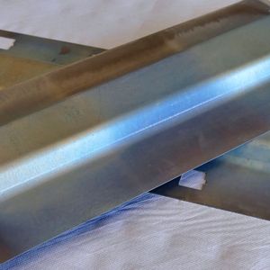 Die ersten Versuchsteile, die auf der Vert Press erzeugt wurden, zeigen bereits hervorragende Ergebnisse; sie schüren die mögliche industrielle Anwendung des neuartigen Presshärtens.
