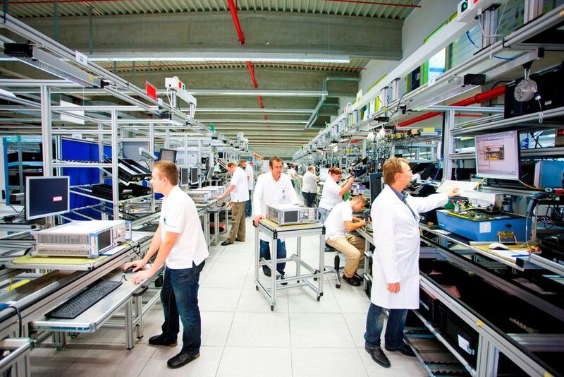 Ressourcen effektiv und effizient nutzen und Produkte verschwendungsfrei produzieren – Rohde & Schwarz Messgerätebau gelingt es in beeindruckender Weise in ihrem Memminger Werk, „Lean & Green“-Elemente zu verknüpfen und als Teil des Produktionsleitbildes zu entwickeln. (Rohde & Schwarz)
