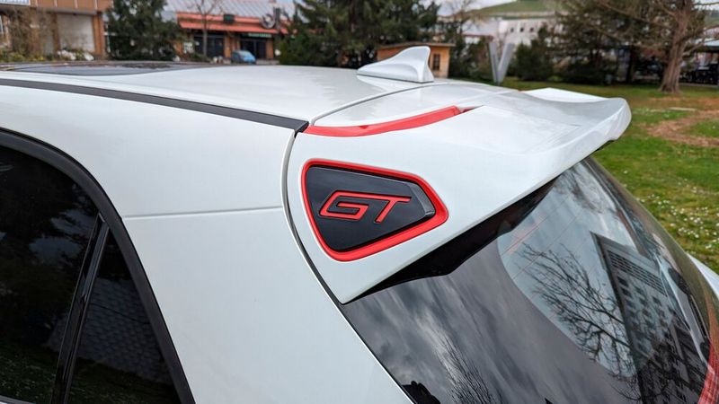 2. Die gefühllose Lenkung: Trotz seiner GT-Bemalung missversteht wohl niemand den Ora 03 als Sportwagen. Aber in Deutschland und erst recht in Südeuropa gibt es viele kurvenreiche Straßen, auf denen ein exaktes und vorhersehbares Fahrverhalten kein Sportfeature, sondern ein Sicherheitsmerkmal ist. Doch bei dem chinesischen Kleinwagen ließen die Lenkkräfte keinerlei Rückschluss darauf zu, was sich an den Vorderrädern gerade tat.  (Bild: Rosenow – VCG)