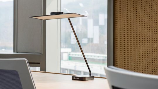 Reif für den Markt: Mit der OLED-Tischleuchte hat LG Chem gezeigt, dass sich die OLED für den breiten Markt sehr gut eignet. Reif für den Markt: Mit der OLED-Tischleuchte hat LG Chem gezeigt, dass sich die OLED für den breiten Markt sehr gut eignet.