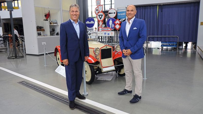 Vorstandsvorsitzender Rudolf Anger und der Geschäftsführer Stefan Brandl von der Innung Oberpfalz, Kreis Kelheim. (Bild: Zietz – »kfz-betrieb«)