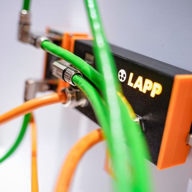 Mit den Erkenntnissen aus Etherline Guard für Datenleitungen entwickelt Lapp ein System, das den Verschleiß stromführender Leitungen erstmals auch während des laufenden Betriebs erfassen soll. (Bild: Lapp)