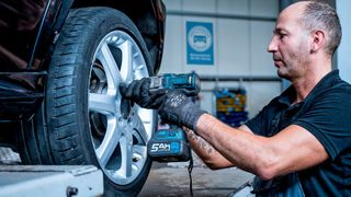 Räderwechsel in der Werkstatt: Für die meisten Diagnose- und Servicearbeiten sind die Betriebe auf Strom angewiesen. Der von der Bundesregierung beschlossene Industriestrompreis schließe den Mittelstand trotzdem aus, kritisiert das Kfz-Gewerbe. (Bild: ProMotor)