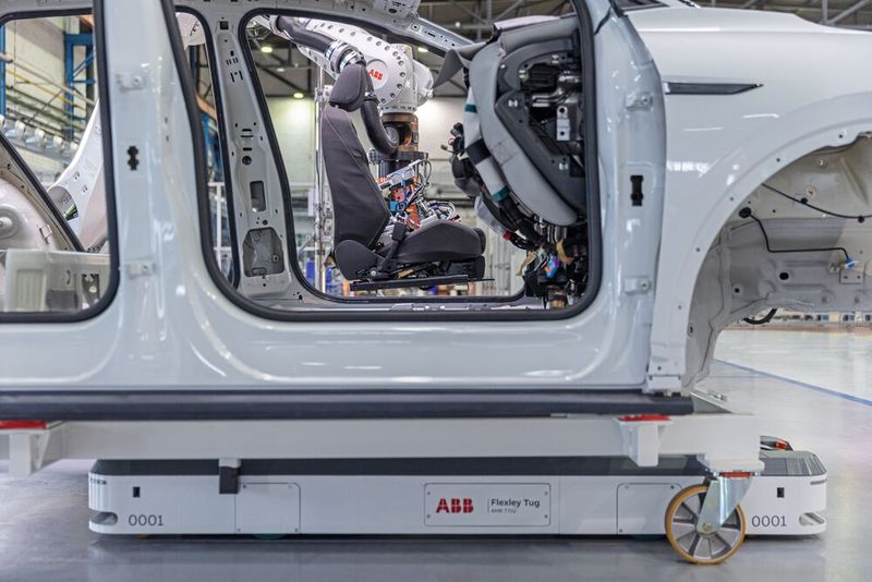 Die mobilen Roboter der Modellreihe Flexley Tug transportieren problemlos Ladungsträger unterschiedlicher Formate. Die mobilen Roboter der Modellreihe Flexley Tug transportieren problemlos Ladungsträger unterschiedlicher Formate.