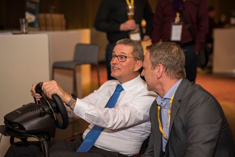 Eine Autorenn-Simulation auf dem Thin Client? Igel CEO Heiko Glolge zeigt wie gut das funktioniert und hat sichtlich Spaß dabei. (vibrantmediaproductions.com)