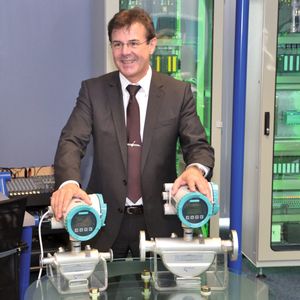 Hans-Georg Kumpfmüller, CEO der Siemens Business Unit Sensors and Communication, präsentiert das neue Coriolis-Durchflussmessung.