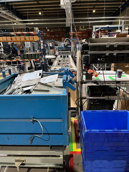 In der Zeit, in der 1200 Server zusammengebaut werden, nimmt die Fabrik 1000 Server auch auseinander, mit dem Ziel möglichst viel davon wiederzuverwenden. Nach eingehenden Tests kann das geschehen - nur Bauteile, die so kaputt oder alt sind, dass sie nicht mehr in OVHcloud-Rechenzentren einsetzbar sind, gehen an Vertragspartner und nur ganz wenige werden einem Material-Recycling zugeführt.  (Bild: Ostler/Vogel IT-Medien GmbH)