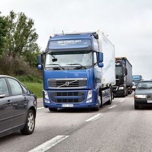 Das Fahrerassitenzsystem „Aqua“ manövriert diesen Volvo FH sicher durch den Stop-and-go-Verkehr.