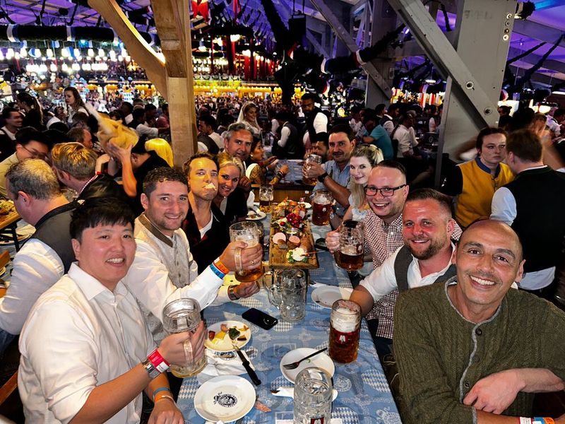 (v. l.) Soung Oh, Nicolas Schreiber, Christoph Kuner (der vor Glück schon schäumt), Bettina Roderhoff und Joachim Wieczorek (Samsung), Timo Tübke, Britta Mössner und Robin Gillhaus (S&K), Fabian Schuller und Bel Zidane (Samsung) (Bild: Vogel IT-Medien GmbH)