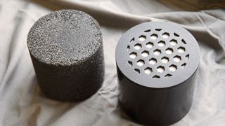 Kleines Volumen, riesige Oberfläche: Aktivkohle-Elemente ohne und mit Kunststoffmantel. (Bild: Carbonair)