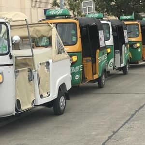 2018 expandierte der Ape-Verkauf nach Kambodscha. Dort wird in der Version „Ape City LPG“ für den Personentransport vermarktet. Dank ihrer einfachen Manövrierbarkeit auf Stadtstraßen, ihres geringen Verbrauchs und ihres relativ umweltfreundlichen Kraftstoffs bietet sie eine Lösung für Mobilitätsbedürfnisse, insbesondere in der Hauptstadt Phnom Penh und im Touristengebiet von Siem Reap. (Bild:  Piaggo)