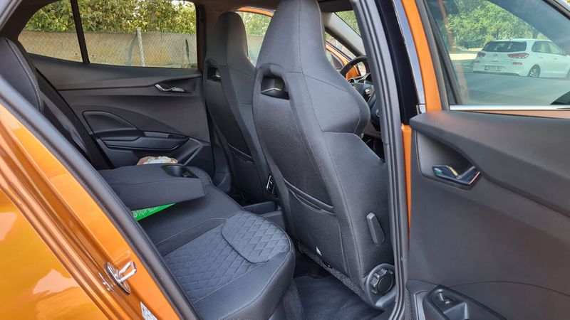 Das Raumangebot vorne ist gut, hinten geht es hingegen eher eng zu. (Bild: Autoren-Union Mobilität / Michael Kirchberger)