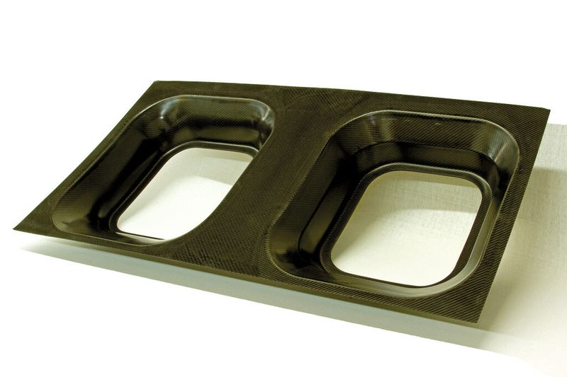 Dieses Bauteil stellt ein Leichtbau-Fenstersegment aus carbonfaserverstärktem Kunststoff dar, wie es für Flugzeuge üblich ist. (Bild: Röder Präzision)