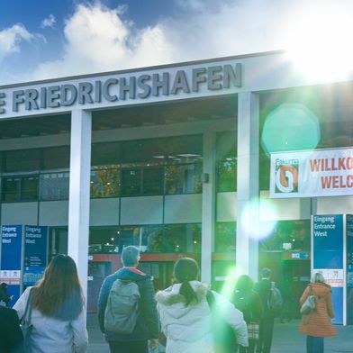 Zahlreiche Fachbesucher strömen auch dieses Jahr wieder zur Messe Friedrichshafen: Vom 12. bis 16. Oktober 2026 erwartet die 30. Fakuma rund 1.600 Aussteller aus 40 Nationen zur internationalen Fachmesse für Kunststoffverarbeitung. (Bild: Schall Messen)