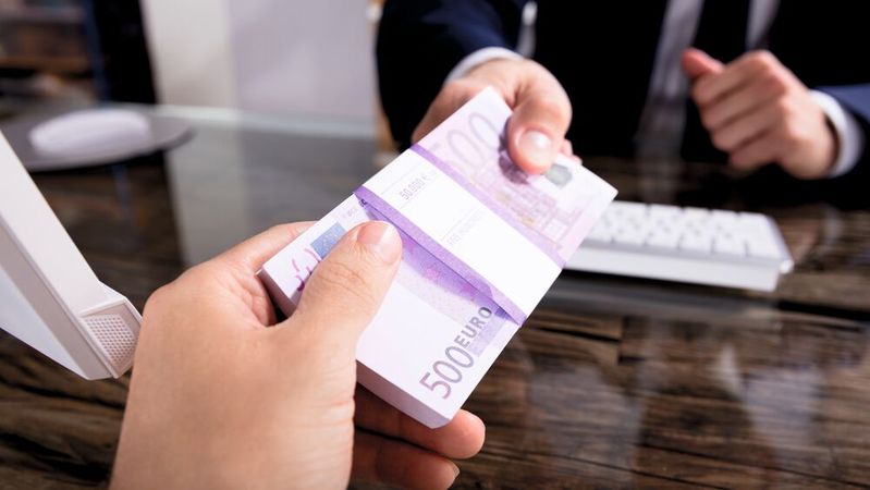 Gute Mitarbeiter lässt man sich etwas kosten. Wer mit solchen Abwerbemethoden auf Personalsuche geht, lebt gefährlich.(Bild:  Andrey Popov - adobe.stock.com)