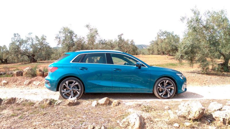 Der neue Kompakte ist deutlich sportlicher gezeichnet, die C-Säule greift das Design des Ur-Quattro auf. (Bild: Thomas Günnel/Automobil Industrie)