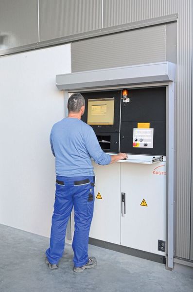 Über das Bedienpult mit grafischer Benutzeroberfläche gibt der Mitarbeiter die Materialdaten bei der Einlagerung in das System ein. (Kasto Maschinenbau)