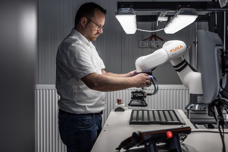 Die FMO Surface GmbH nutzt die Fähigkeiten des LBR iisy in der Qualitätskontrolle. Der Cobot eignet sich auch für Menschen mit wenig Programmiererfahrung und erfüllt seine Aufgaben zuverlässig und präzise. (Bild: Kuka)