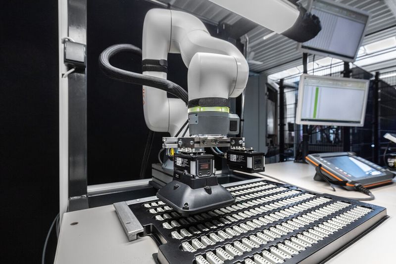 Einfach zu bedienende kollaborative Roboter wie der LBR iisy können Mitarbeitende in kleinen und mittelständischen Unternehmen entlasten. (Bild: KUKA)