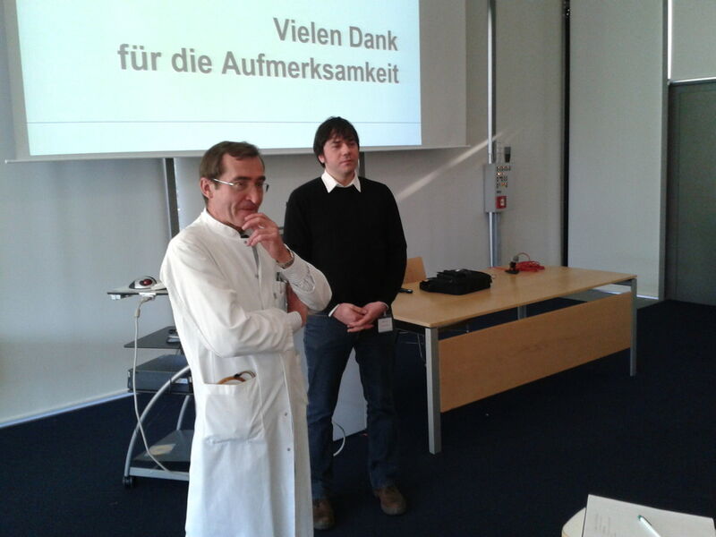 Gehen mit gutem Beispiel voran und plfegen einen intensiven Dialog - der Chirurg Prof. Dr. Hubertus Feußner (links) und der Ingenieur Adam Fiolka. (Bild: Reinhardt)