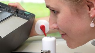 Den Freisinger Forschern stehen zahlreiche Analysegeräte wie die Gaschromatographie zur Verfügung, um die Verursacher von störenden Gerüchen in Acrylklebstoffen aufzuspüren.  (Fraunhofer IVV)