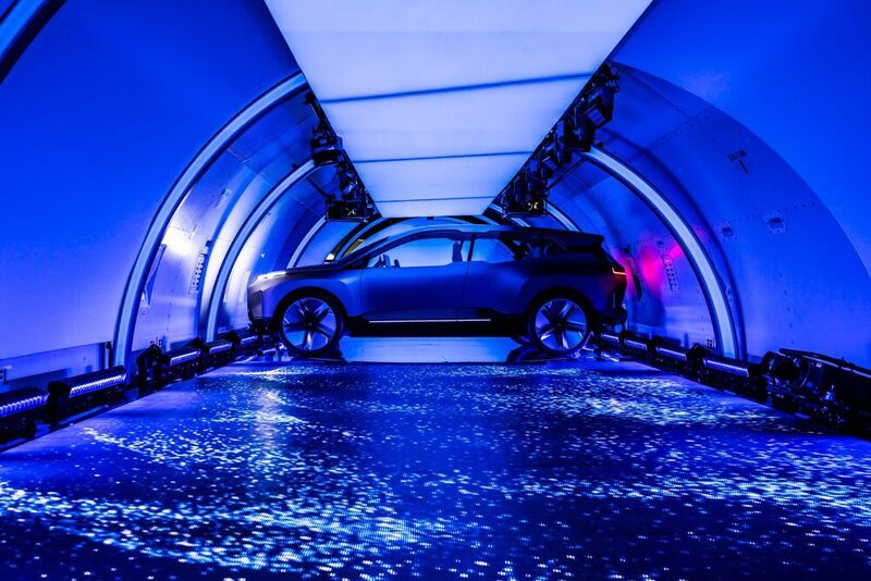 Der Vision iNext ist eine über fünf Meter große Mischung aus Kombi, Van und SUV. (BMW)