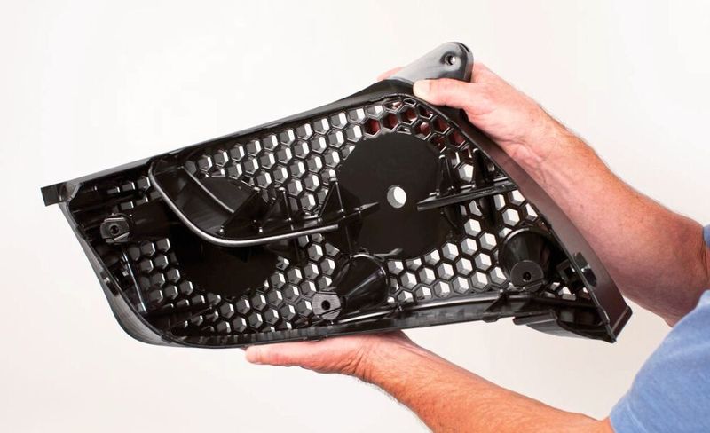 Gross und stabil: Aus dem Acrylatharz Accura AMX Rigid Black gefertigte Vorrichtung für Pkw-Kühlergrill.   (3D-Systems)