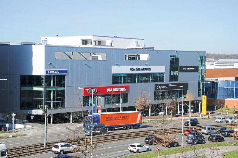 Toplage: Neue Zentrale der Autohausgruppe von der Weppen auf der Stuttgarter Automeile. (Baeuchle/»kfz-betrieb«)