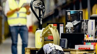 Seit knapp neun Jahren bietet der Online-Versandhändler Amazon Ersatzteile und Zubehörartikel an. Die Werkstätten sollen von kurzen Lieferzeiten profitieren. (PHIL PHAM)