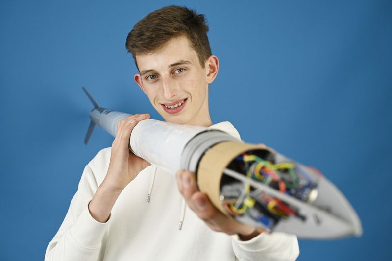 Hendrik Ridder aus Bremen baute eine 2,5 Meter lange Wasserrakete, die bis in eine Höhe von 270 Metern fliegen kann. Sein Flugkörper startet von einer selbst konstruierten Startrampe, wird vollautomatisch gesteuert und dient als fliegende Wetterstation. Der 16-Jährige erhielt den Preis des Bundespräsidenten für eine außergewöhnliche Arbeit.  Mehr zum Jugend-forscht-Projekt „Vollautomatische Raketenabschussstation“.  (Stiftung Jugend Forscht e V. / Max Lautenschläger)