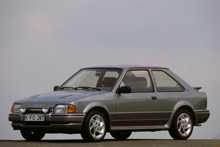 Der Escort III RS Turbo war ein aufgerüsteter XR3i, dessen 1,6-Liter-Einspritzmotor für die Liaison mit einem Turbolader ebenfalls gründlich modifiziert worden war. Der Garrett-Turbolader „Air Research T3“ mit integriertem Wastegate-Ventil und Ladeluftkühlung beatmete den Motor mit 0,5 bar Überdruck. (Ford)