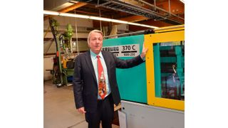 Kabelbinder für verschiedenste Anwendungen aus hochwertigen Thermoplasten sind das Geschäft der Württembergische Allplastik GmbH. Hier steht der Mann an einer Arburg-Spritzgießmaschine, dessen Produkte fast jeder zu Hause hat: Björn Gunnar Lefnaer, der zusammen mit seiner Schwester Aimée Lefnaer und der Seniorchefin Angelika Lefnaer, die Geschicke des Unternehmens in der Hand hat. (Jablonski)