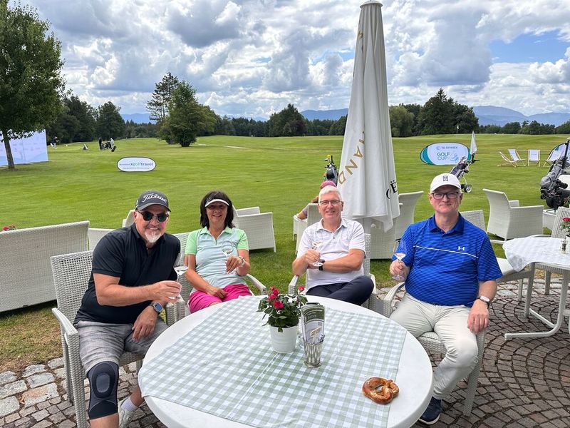 Der Vorteil, wenn man erst kurz vor 12h dran ist - Michael Dyck (Netgo), Simone Tröbs & Frank Händler (pdv-systeme) und Thomas Wittwer (TD Synnex) haben Zeit für einen Kreislauf-Turbomacher. (Bild: Vogel IT-Medien)