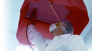 Mitarbeiter im Reinraum beim Filterlecktest  (Bild: Testo Industrial Services)